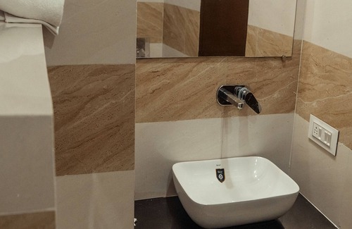 Arki House | Ekaant Cafe and Guest House