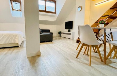 Biescas Apartment | El Ático Nuevo en el centro con ascensor, garaje, aire acondicionado y WiFi