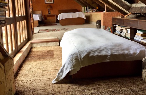 Macheta Cottage | El Cobijo offers accommodation with free WiFi, a barbecue, a garden, and parking