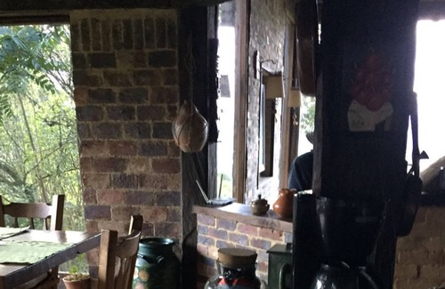 Macheta Cottage | El Cobijo offers accommodation with free WiFi, a barbecue, a garden, and parking