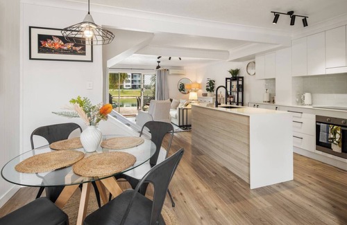 Elanora House | Elanora Oasis Lakefront Serenity and Resort Living