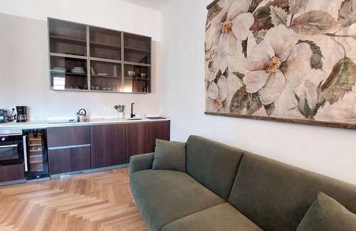Roman Ghetto Apartment | Elegance, Wine & View