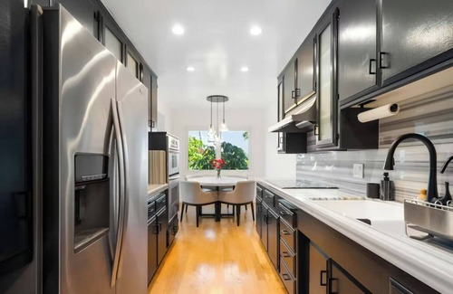 Los Feliz Condo | Elegant 2-bedroom Condo in wonderful Los Feliz with WiFi, Office Space and AC