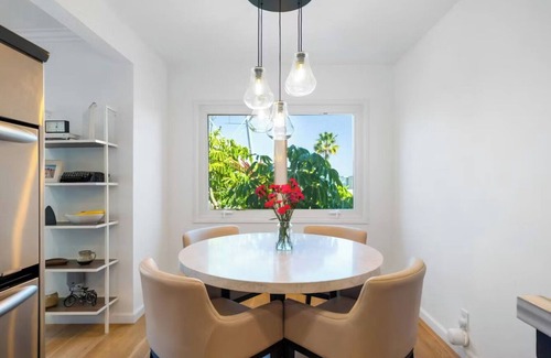 Los Feliz Condo | Elegant 2-bedroom Condo in wonderful Los Feliz with WiFi, Office Space and AC