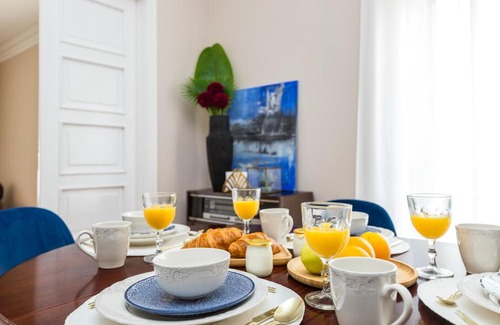 Avenida de Roma Apartment | Elegant 2BR Apart Vintage Elevator Subway