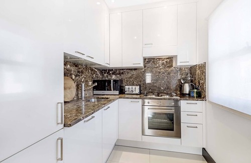 South Kensington Apartment | Elegant 3-Bedroom Apartment with Balcony in Central London
