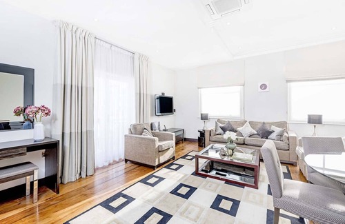 South Kensington Apartment | Elegant 3-Bedroom Apartment with Balcony in Central London
