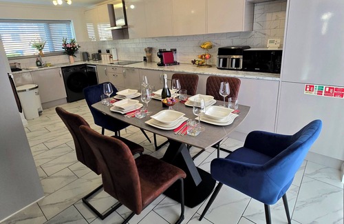 Kettering House | Elegant 3-Bedroom Sleeps 6 Fully Equipped|Families,NHS&Business Contractors