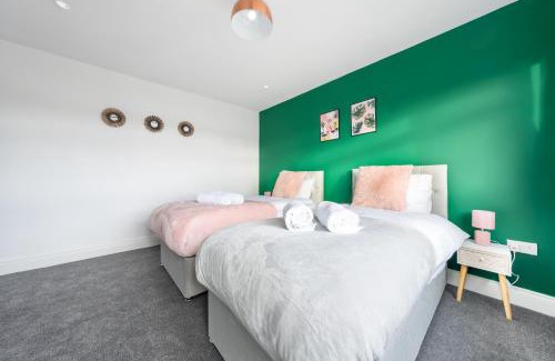 Langley Marish Apartment | Elegant 3BR Home, Sleeps 5, Contractor Stay-Friendly, Near M25, Free Parking