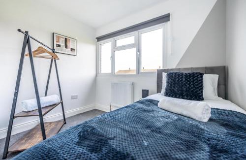 Langley Marish Apartment | Elegant 3BR Home, Sleeps 5, Contractor Stay-Friendly, Near M25, Free Parking