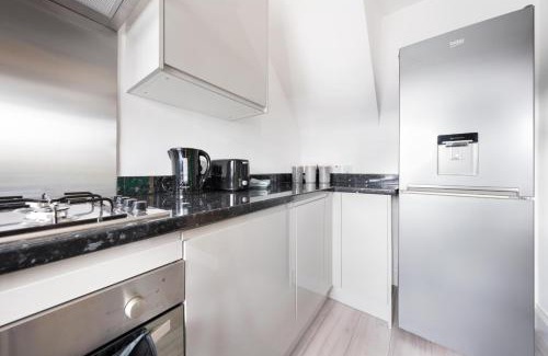 Langley Marish Apartment | Elegant 3BR Home, Sleeps 5, Contractor Stay-Friendly, Near M25, Free Parking