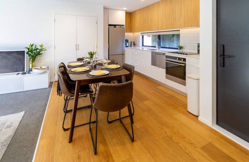 Merivale House | Elegant 3BR Retreat with Carpark Near Hagley Park