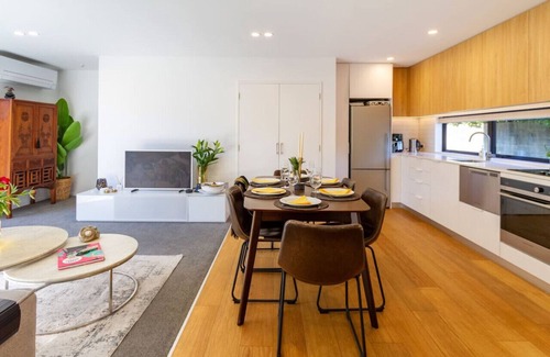 Merivale House | Elegant 3BR Retreat with Carpark Near Hagley Park