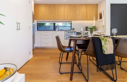 Merivale House | Elegant 3BR Retreat with Carpark Near Hagley Park