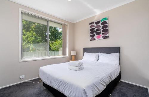 Chifley House | Elegant 4 Bedroom Home in Chifley - Hosted by Canstay