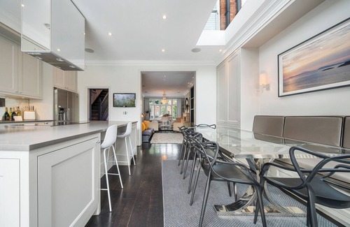 College Park and Old Oak House | Elegant 4-BR House with garden