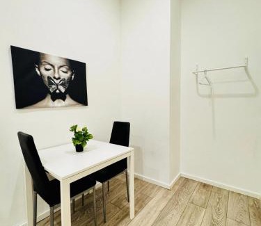 Wahring Apartment | Elegant 5-BR Home , Ideal for Groups & Families