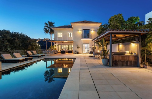 Benahavis Villa | Elegant 6-Bedroom Villa in Marbella with Sea Views