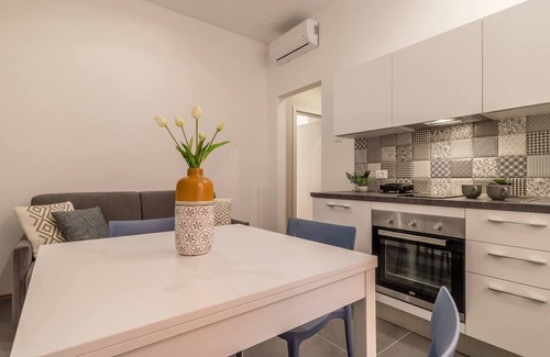 Trieste City Centre Apartment | Elegant 8 seats★near the Station★Grey and Blue★Free Wifi