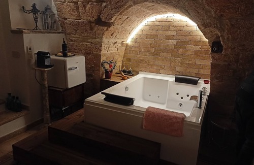 Gioia del Colle Bed & Breakfast | Elegant and private sub-floors with whirlpool tubs