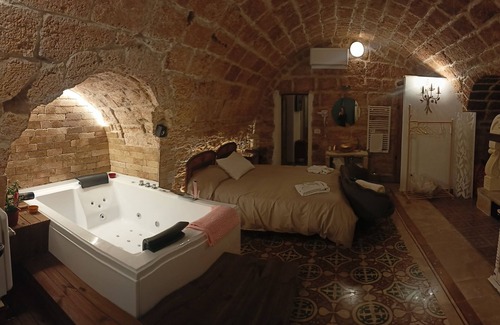 Gioia del Colle Bed & Breakfast | Elegant and private sub-floors with whirlpool tubs