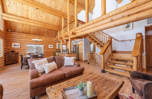 Serene Lakes House | Elegant and Spacious Log Cabin - walk to trails and beach, mins to Sugarbowl.