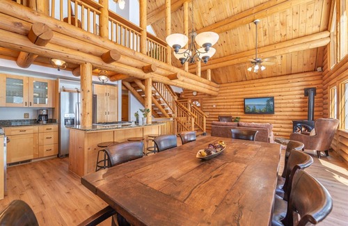 Serene Lakes House | Elegant and Spacious Log Cabin - walk to trails and beach, mins to Sugarbowl.