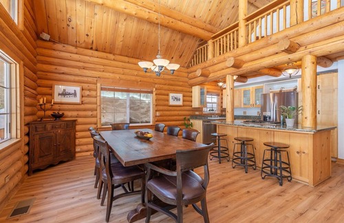Serene Lakes House | Elegant and Spacious Log Cabin - walk to trails and beach, mins to Sugarbowl.