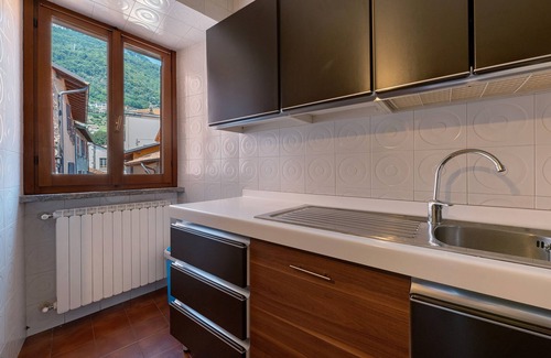 Consiglio di Rumo Apartment | Elegant Apartment with Lake Como View, Wi-Fi and Air Conditioning