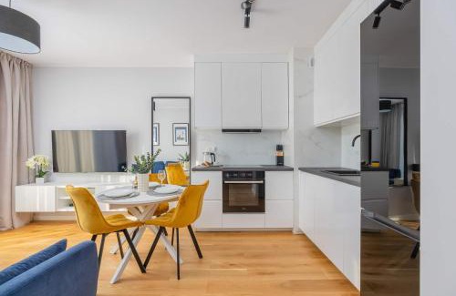 Warsaw Apartment | Elegant Apartment in Warsaw with Parking and Desk for Remote Work by Noclegi Renters