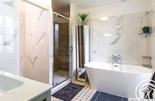 La Menitre Bed & Breakfast | Elegant B&B in La Ménitré with heated pool and wifi