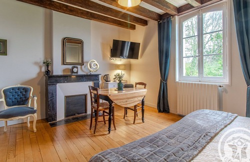 La Menitre Bed & Breakfast | Elegant B&B in La Ménitré with heated pool and wifi