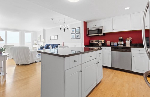 Ocean Park Condo | Elegant Beachfront Condo With Pool