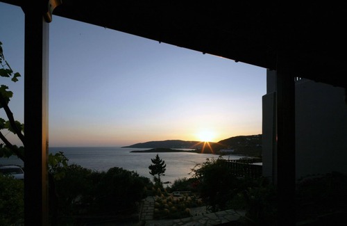 Ydrousa House | Elegant beachfront house with amazing sea view and beautiful garden