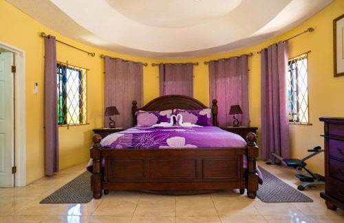 Mandeville Apartment | Elegant,Central & spacious unit with AC at DW APTS