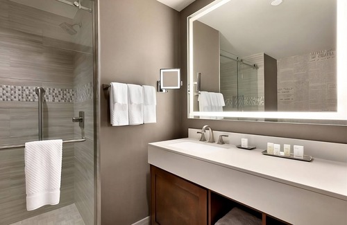 Berkeley Heights Hotel | Elegant Comforts in Berkeley Heights! Free Breakfast, Indoor Pool, Pets Allowed!