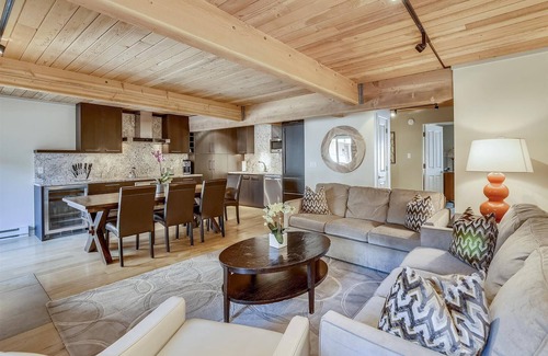 Aspen Condo | Elegant Downtown Chateau | Walk to Shop, Ski & Dine