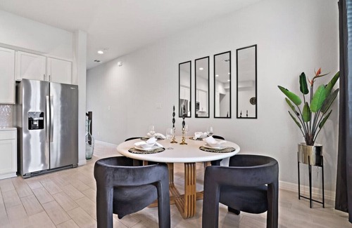 Spring Branch West House | Elegant Fall Home: Fast Wi-Fi - Memorial