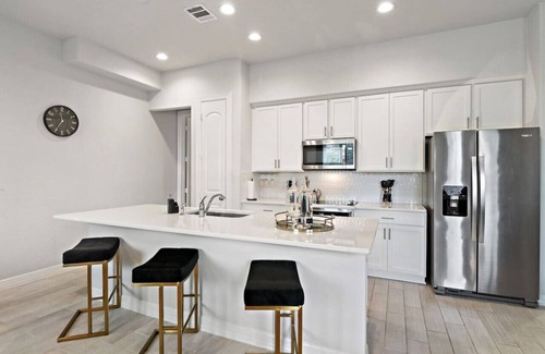 Spring Branch West House | Elegant Fall Home: Fast Wi-Fi - Memorial