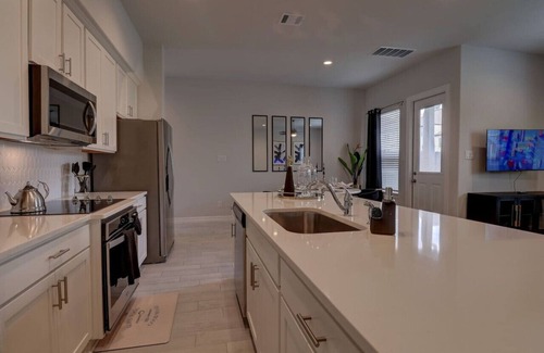 Spring Branch West House | Elegant Fall Home: Fast Wi-Fi - Memorial