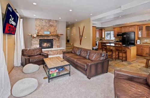 Blue River House | Elegant Family Cabin w/Hot Tub & Game Room, 5 Mins to Breck