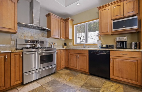 Blue River House | Elegant Family Cabin w/Hot Tub & Game Room, 5 Mins to Breck