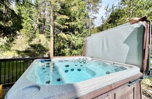 Blue River House | Elegant Family Cabin w/Hot Tub & Game Room, 5 Mins to Breck
