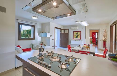 Marina di Ragusa Villa | Elegant family villa,big heated pool,400 mt. to the sea, garden, bbq,free wi-fi.