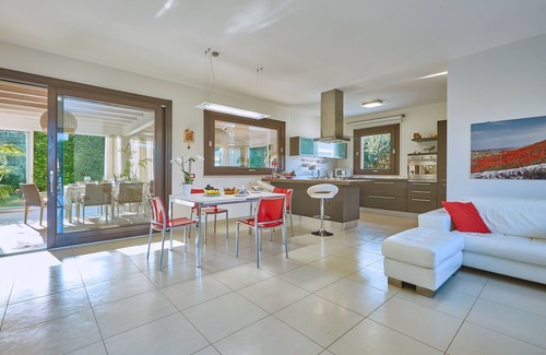 Marina di Ragusa Villa | Elegant family villa,big heated pool,400 mt. to the sea, garden, bbq,free wi-fi.