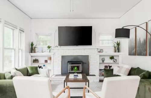 Forks House | Elegant Forest Retreat - Starlink, Coffee, BBQ