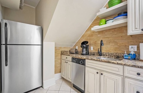 Downtown Historic District Apartment | Elegant, FREE BIKES dog-friendly downtown apart.