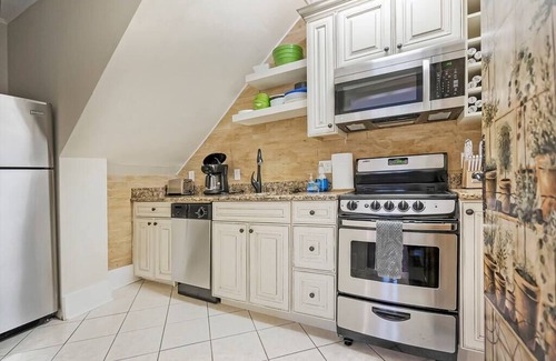 Downtown Historic District Apartment | Elegant, FREE BIKES dog-friendly downtown apart.