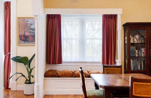Castlemaine Apartment | Elegant Goldfields Retreat - Spa Bath & Privacy