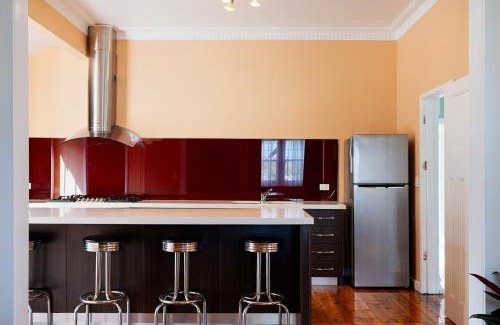 Castlemaine Apartment | Elegant Goldfields Retreat - Spa Bath & Privacy